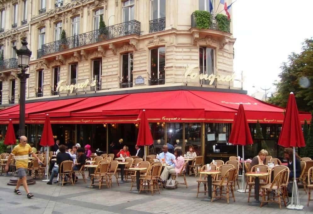 Los cafés parisinos: sombras y presencias