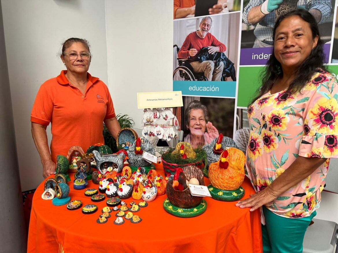 Artesanos de la tercera edad participan en la Feria de AGECO