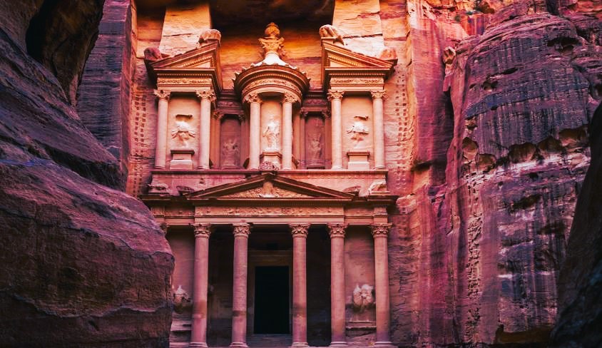 Arqueólogos descubren doce esqueletos y preciados objetos en Petra