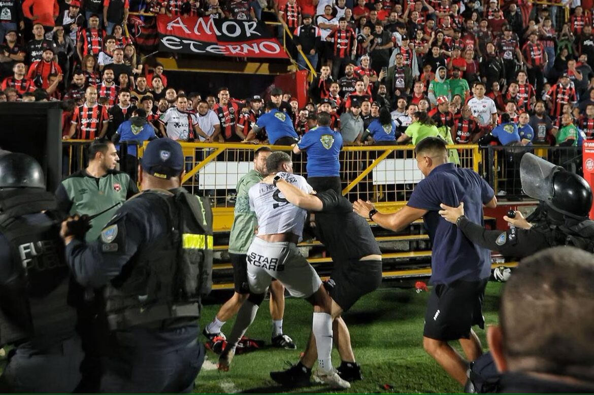 Grinch manoseó la navidad Alajuelense