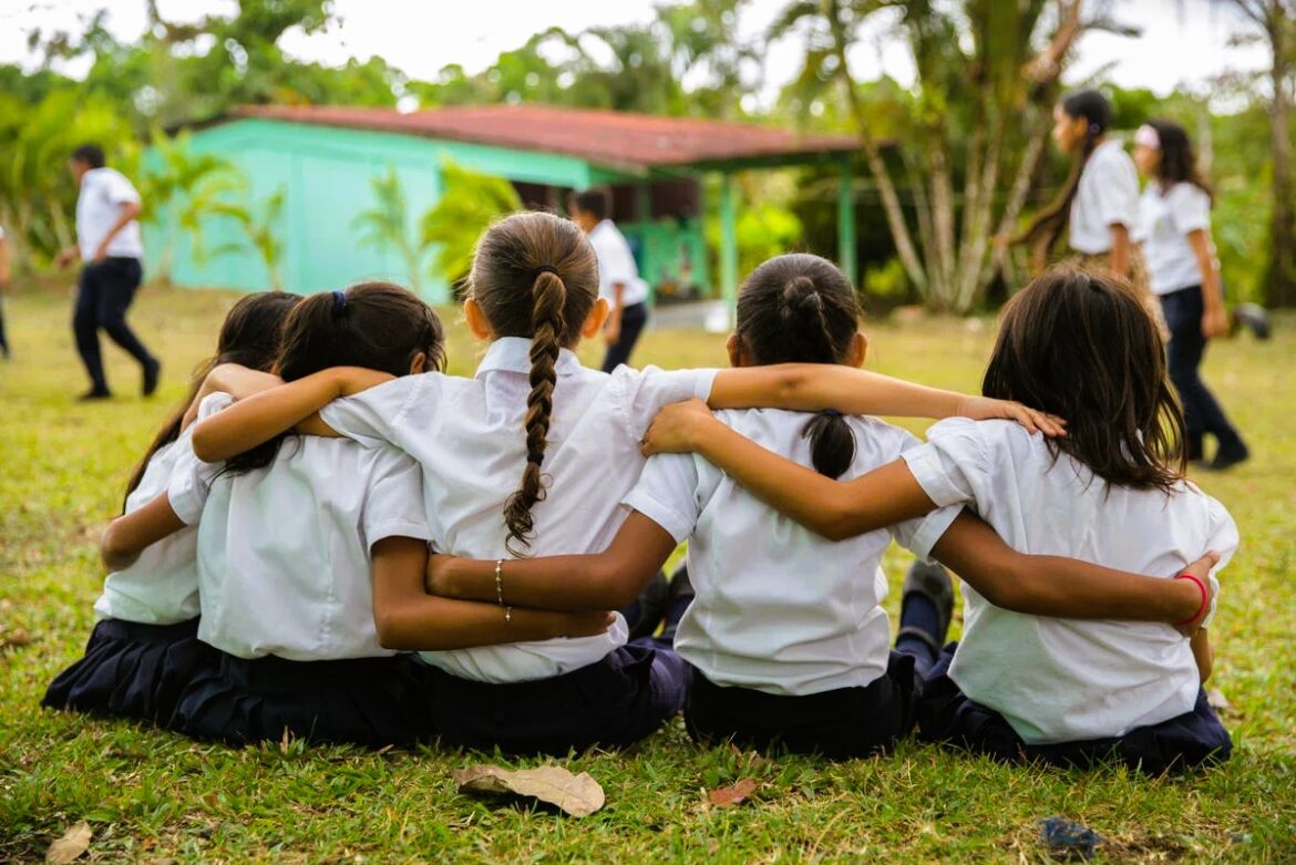 Dineros de educación pública deben invertirse en lo más necesario
