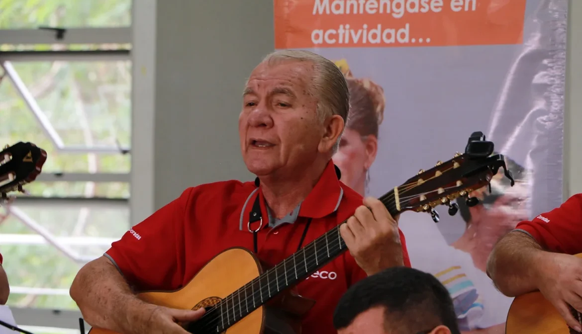 Cuerdas que inspiran: el poder de aprender a tocar guitarra en la adultez mayor