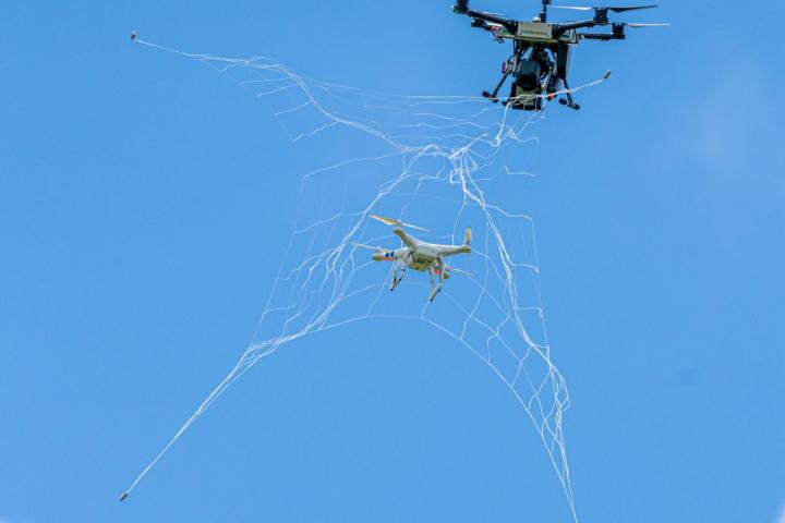 Así es el «cazador de drones» que atrapa intrusos en el aire