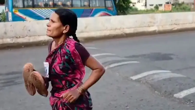La madre que corrió descalza para poder comprar los útiles escolares de su hija