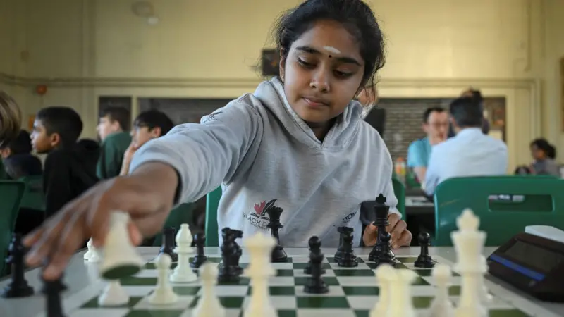 Niña prodigio británica: la gran maestra más joven de la historia del ajedrez