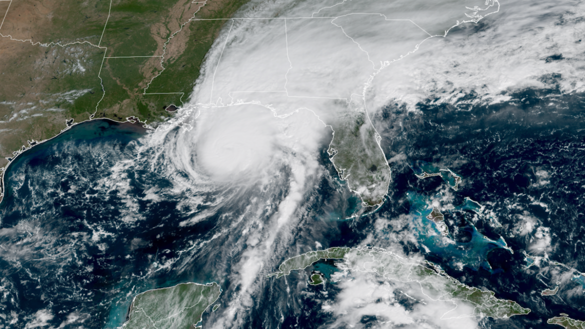Huracán Isaías toca tierra en las costas de Florida